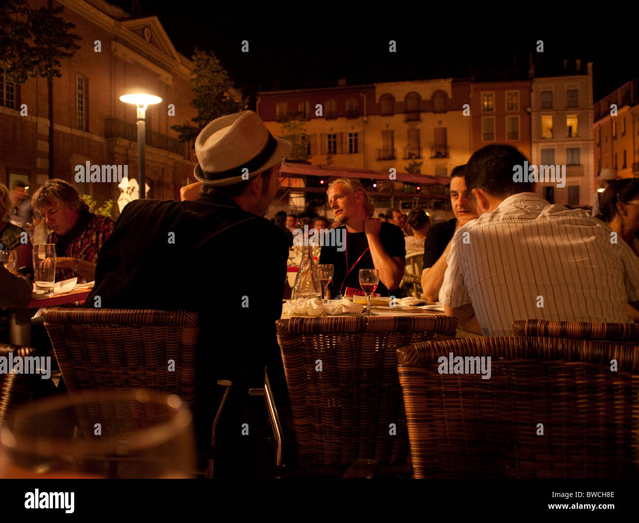 Restaurante al aire libre en la Place de la République Perpignan, Francia durante la noche picture show durante el festival de fotoperiodismo Foto de stock