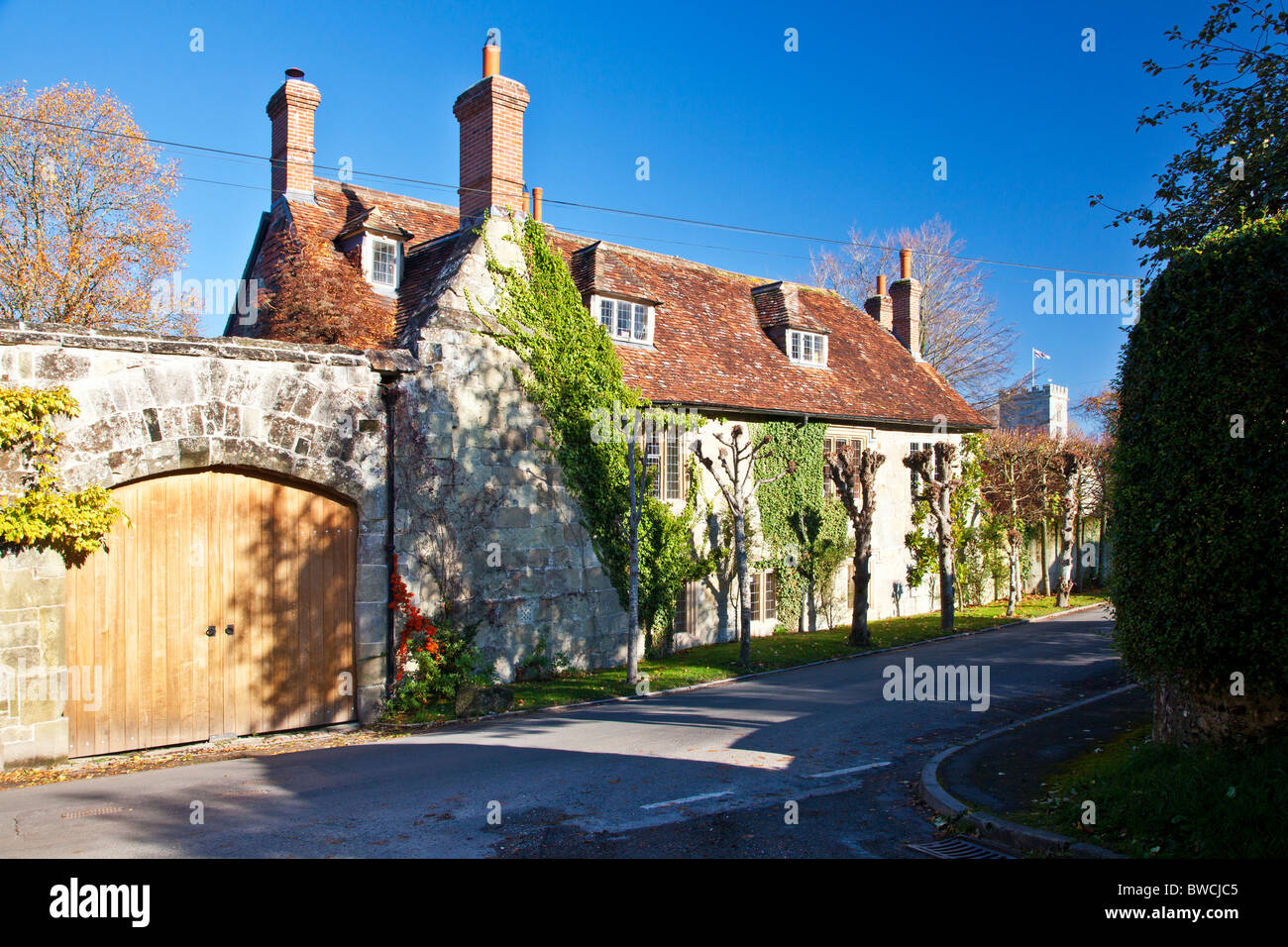 Una casa de piedra de estilo típico inglés, la antigua casa rectoral, en la aldea de amplia Chalke Wiltshire, Inglaterra, Reino Unido. Foto de stock