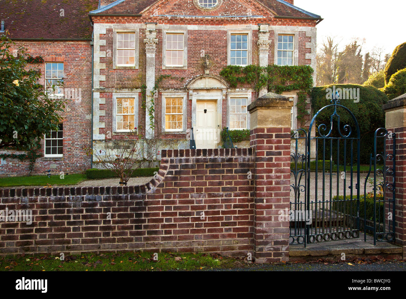 English típica casa señorial del siglo XVIII, Casa de color rojizo, en amplia Chalke, Wiltshire, Inglaterra, Reino Unido. Foto de stock