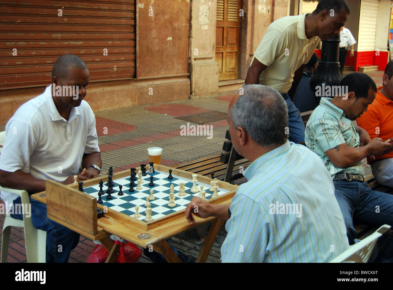 Hombres jugando al ajedrez en la calle, Santo Domingo, República Dominicana,  El Caribe Fotografía de stock - Alamy