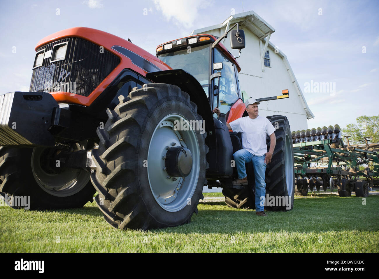 Estados Unidos, Illinois, Metamora, agricultor por el tractor en el campo Foto de stock