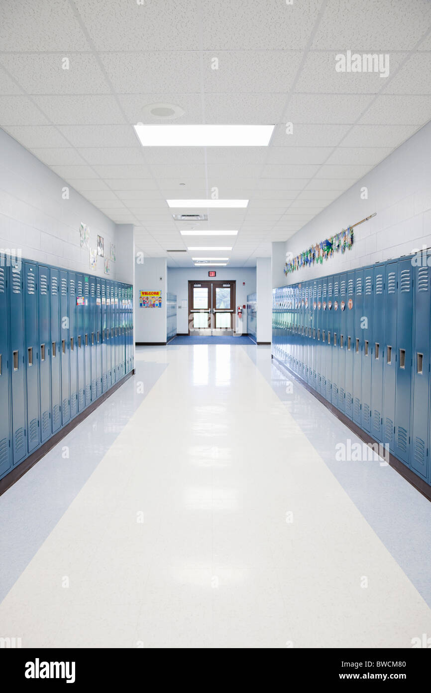 Estados Unidos, Illinois, Metamora, Filas de casilleros en el corredor de la escuela Foto de stock