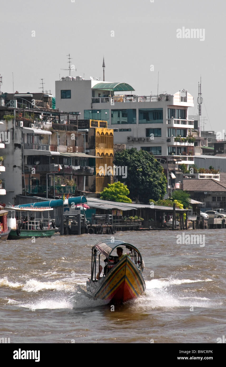 Tailandia long tail boat - un tradicional bote de cola larga en el río Chao Phraya, en Bangkok, Tailandia, el Sudeste de Asia. Foto de stock