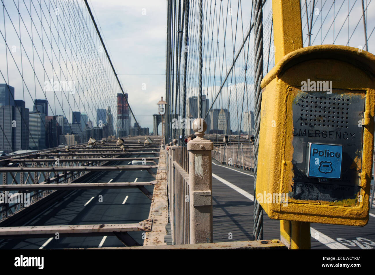 Vista del puente de Brooklyn en Nueva York y una herramienta llamada de emergencia de la policía Foto de stock
