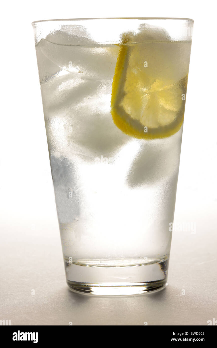 Vaso de agua con hielo y