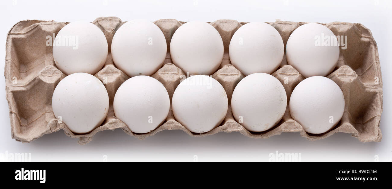Paquete de huevos aislados en un blanco. Foto de stock