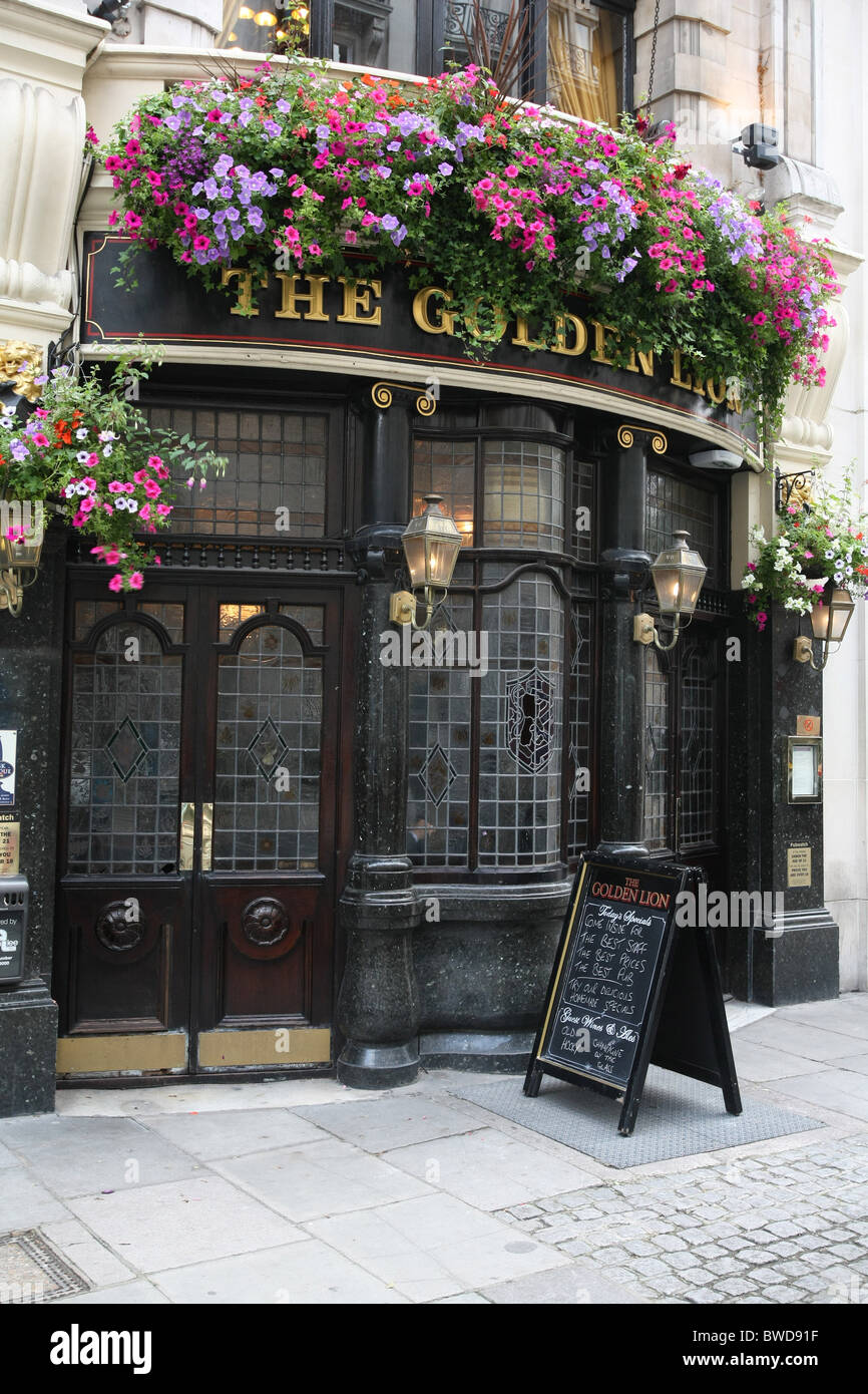 Viejo Pub ornamentados, London Piccadilly District Foto de stock