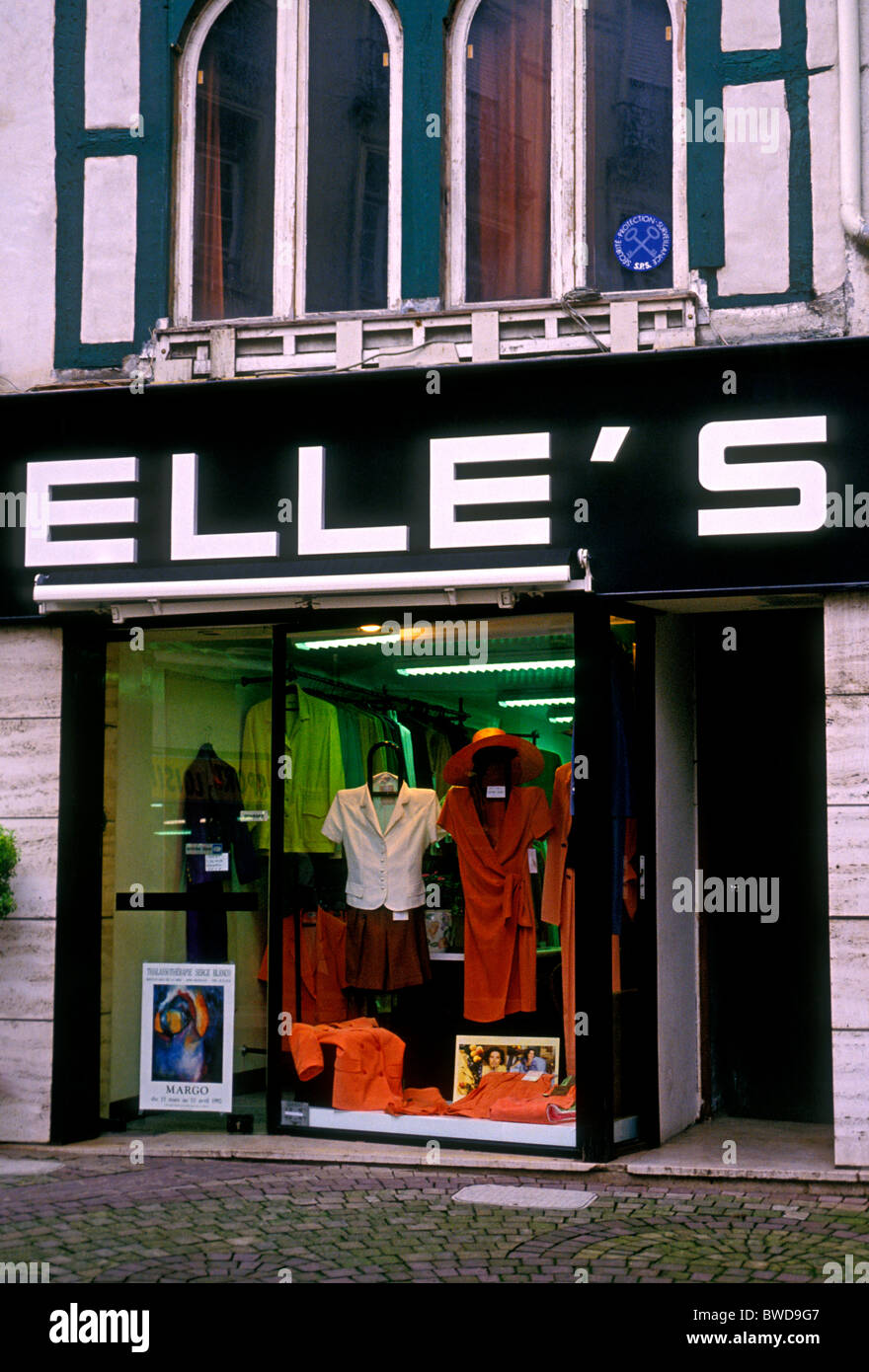Milagroso tuyo Respectivamente Boutique de moda Elle store tienda de venta de ropa ropa en el País Vasco  francés en la ciudad capital de Bayona Francia Fotografía de stock - Alamy