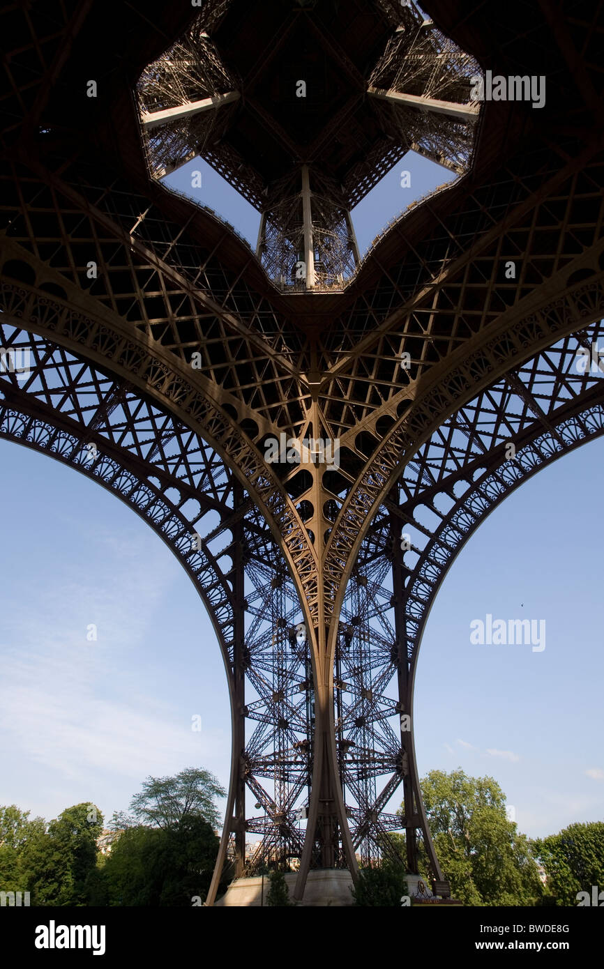 Mirar a través de la torre eiffel desde abajo Foto de stock