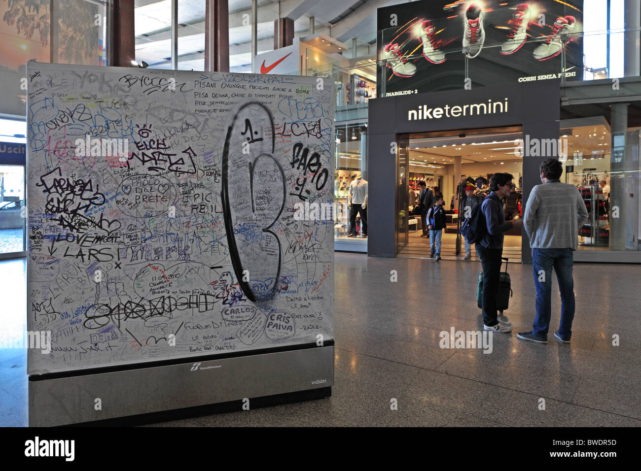 La de la estación a la estación de tren de Termini de Roma mostrando la tienda Nike Sportswear y el gigante grafitti Fotografía de stock - Alamy