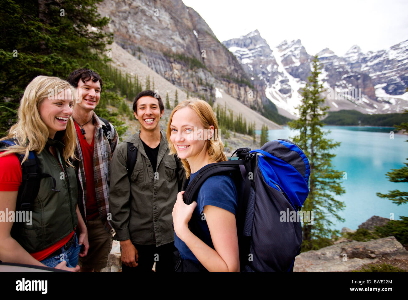 Un grupo de amigos en un viaje de camping / Senderismo en las montañas Foto de stock