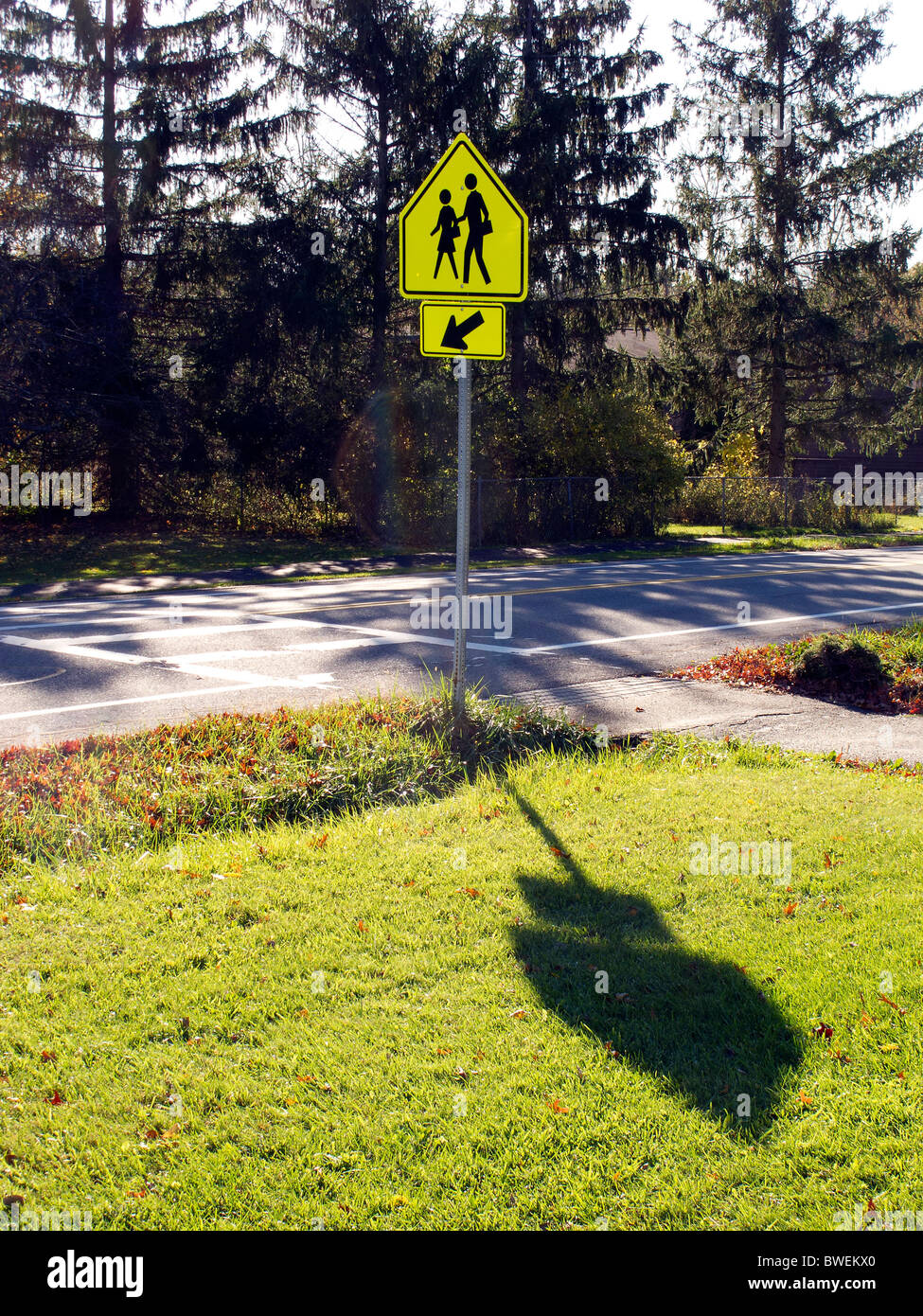 Signo de cruce peatonal en la carretera rural. Foto de stock