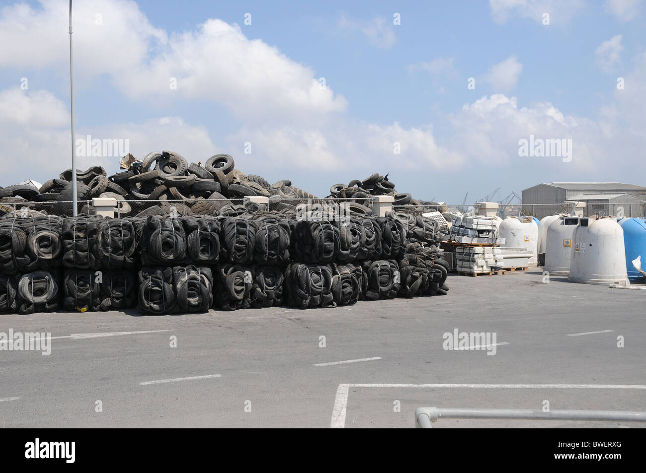 Compuestos de neumáticos usados a traer en el sitio con fines de reciclado en la isla de Gozo en Malta. Foto de stock