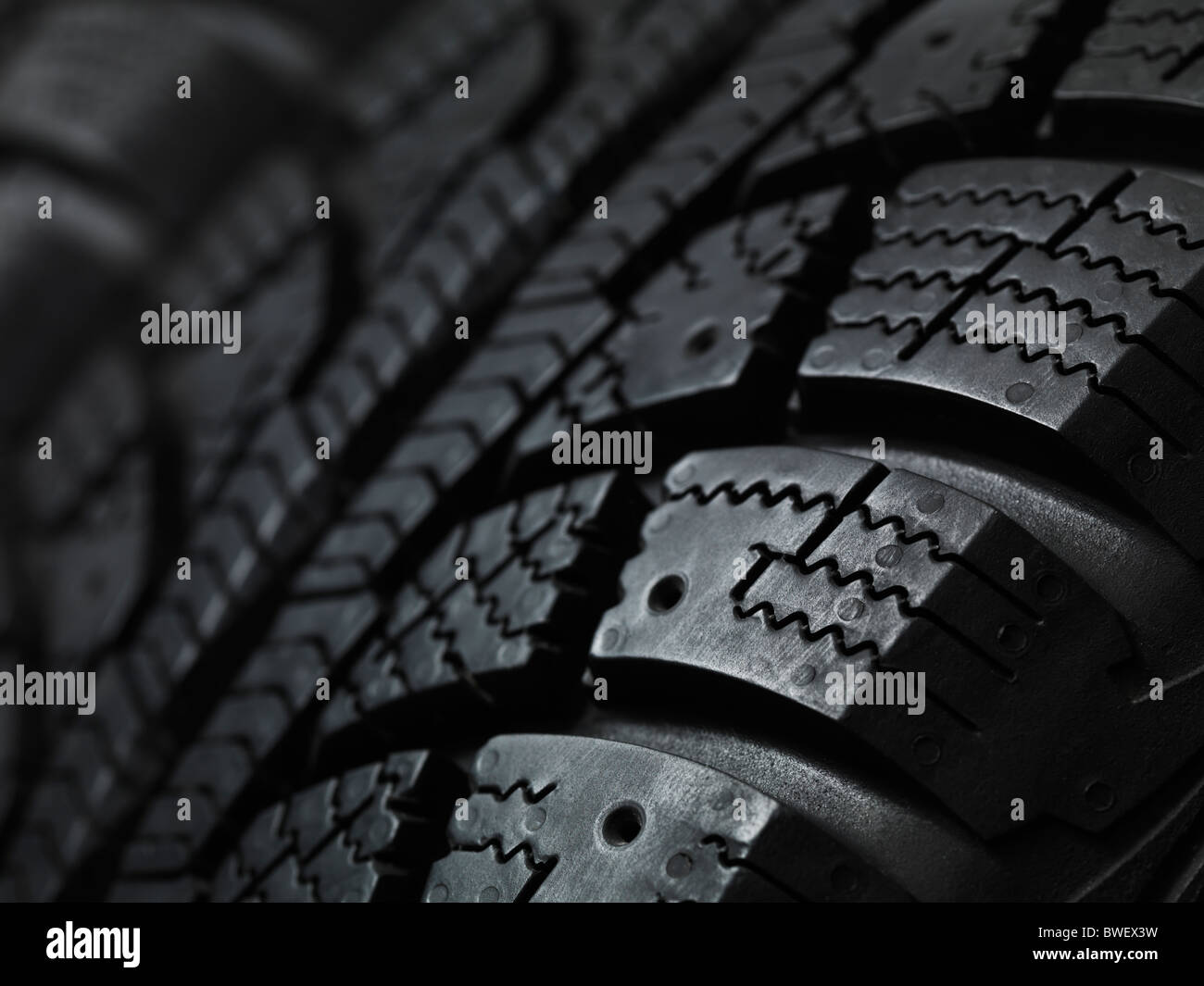 Primer plano de una banda de rodadura de los neumáticos de invierno Foto de stock