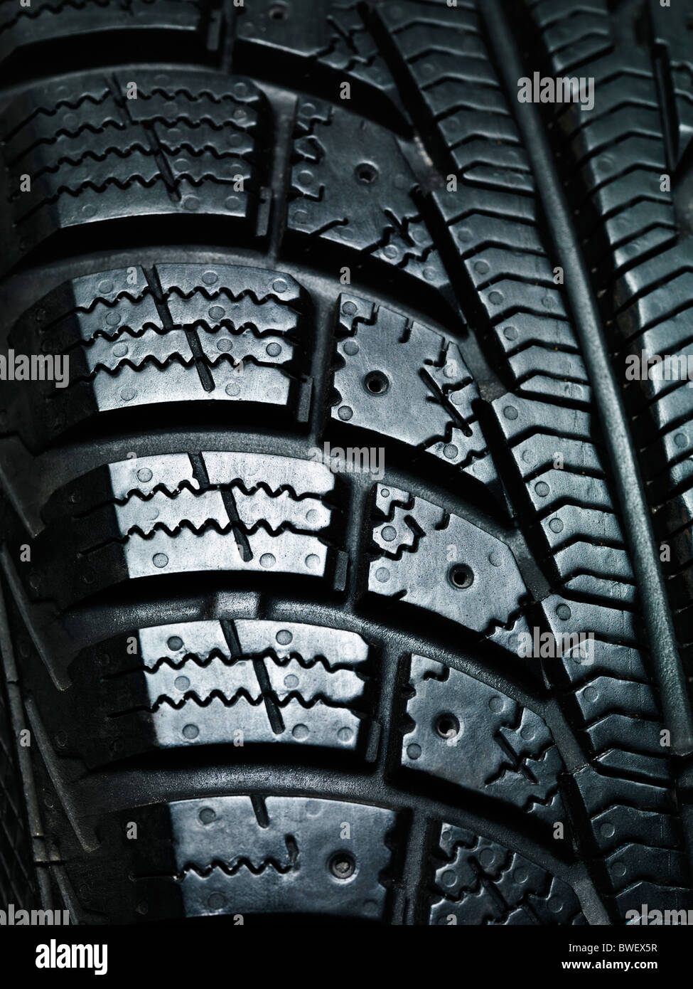 Primer plano de una banda de rodadura de los neumáticos de invierno la textura Foto de stock