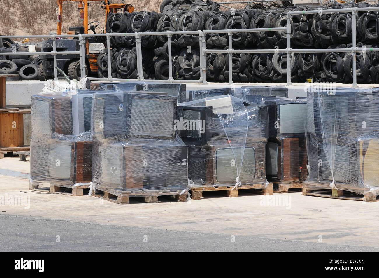 Neumáticos y televisores en lotes envasados en poner en el sitio. Reducción de residuos en el centro de Malta. Foto de stock