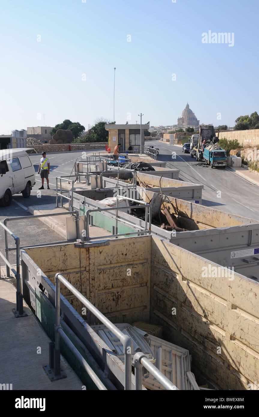 A traer en el sitio con fines de reciclado en la isla de Gozo en Malta. Materiales aceptados son: madera, aluminio, vidrio, etc. Foto de stock