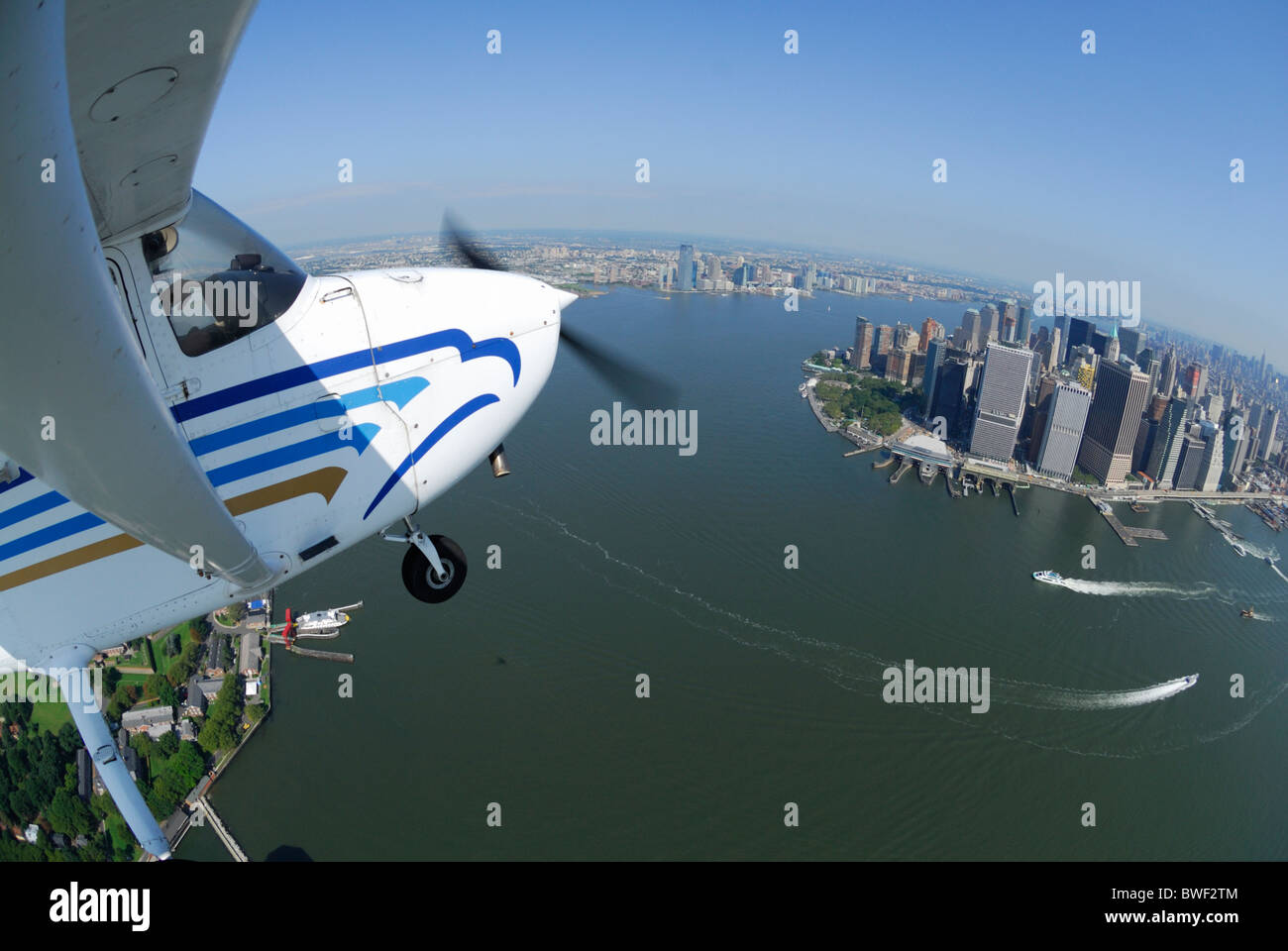 Una avioneta Cessna 172 sobrevolando Manhattan y el río Hudson, Nueva York, EE.UU. Foto de stock