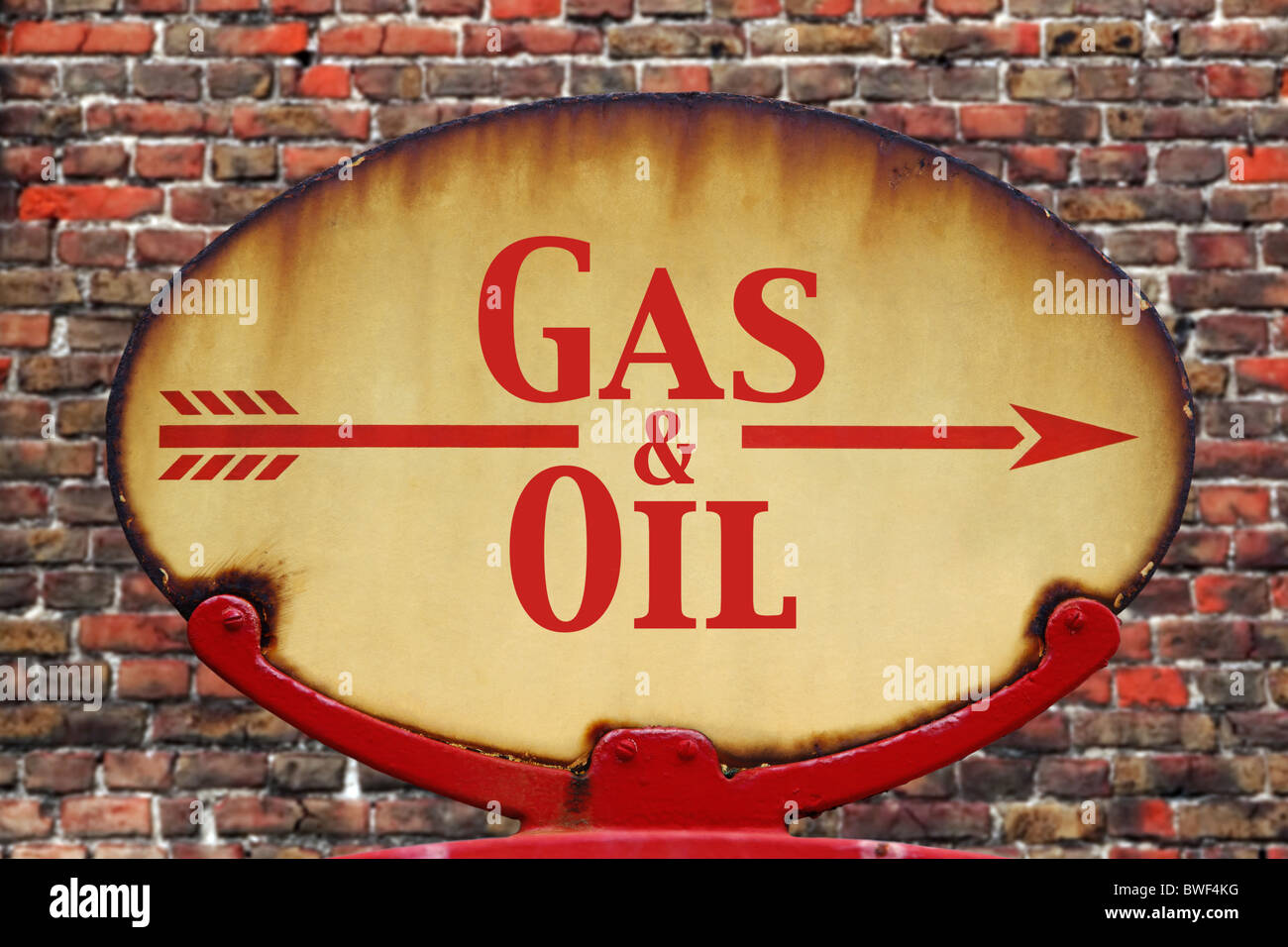 Un oxidado viejo retro señal de flecha con el texto el gas y el petróleo Foto de stock