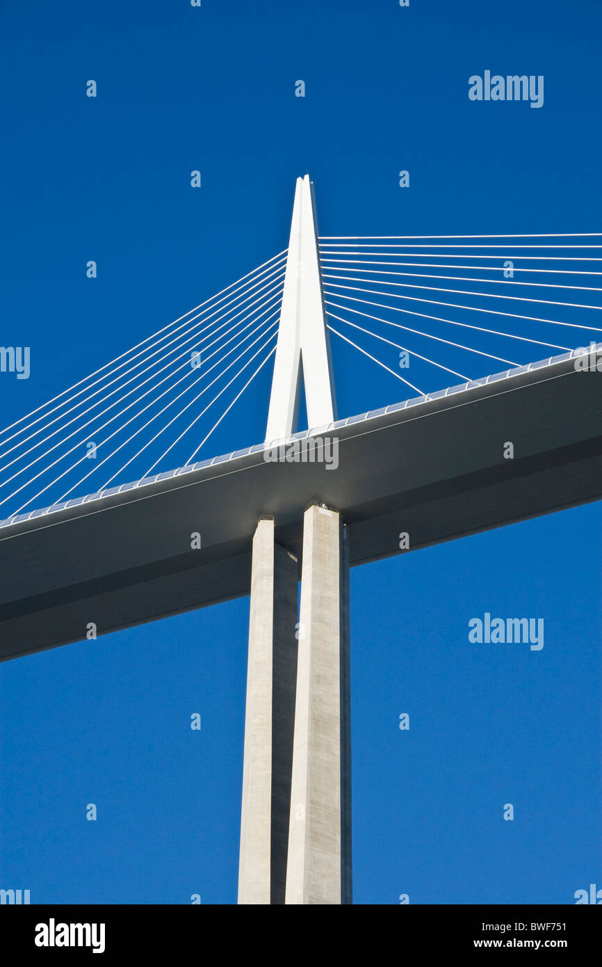 Solo pilar del viaducto de Millau el puente más alto del mundo, el Millau,  Francia meridional JPH0281 Fotografía de stock - Alamy