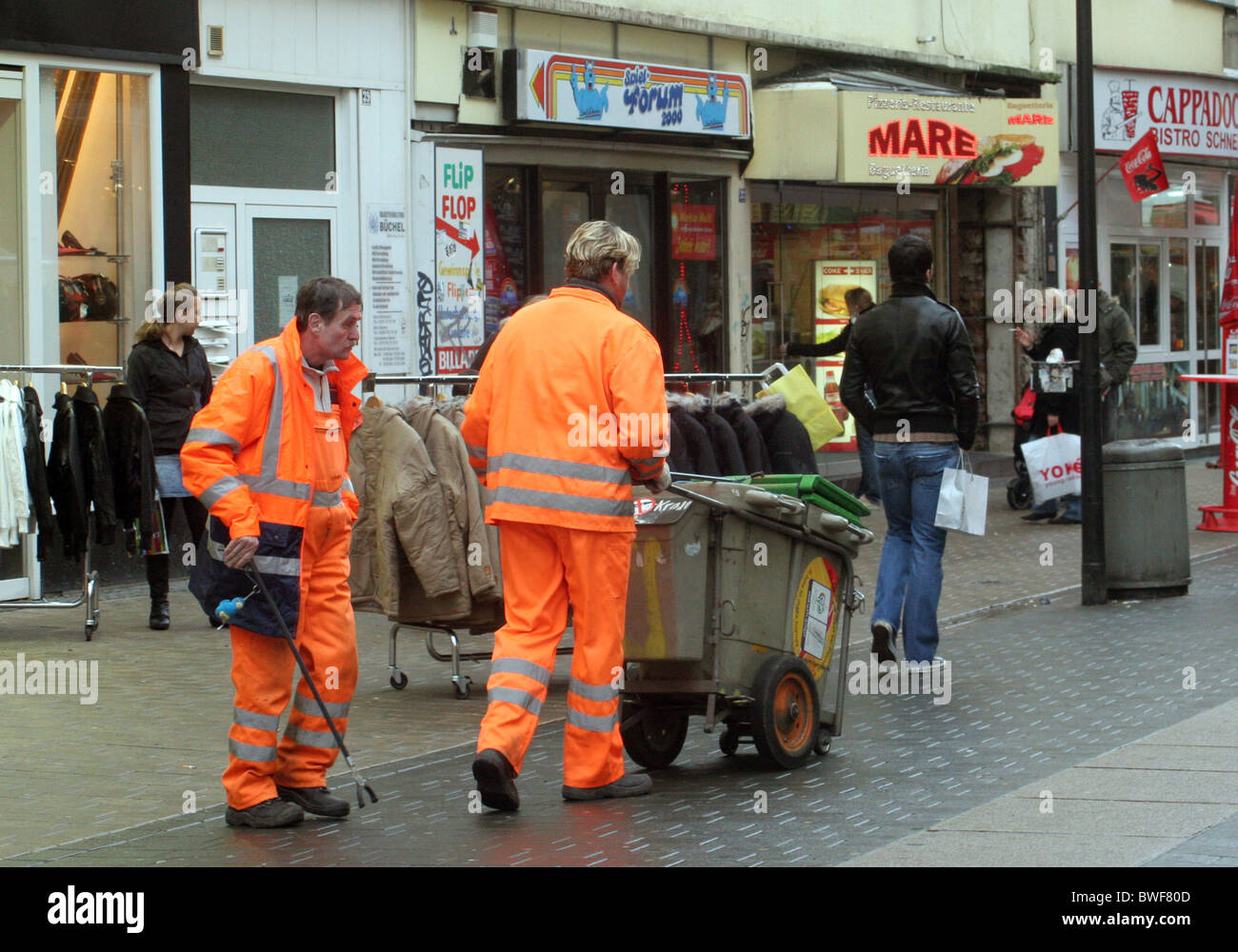 Los empleados del departamento de sanidad de la ciudad limpiando las calles, Dortmund, Alemania Foto de stock