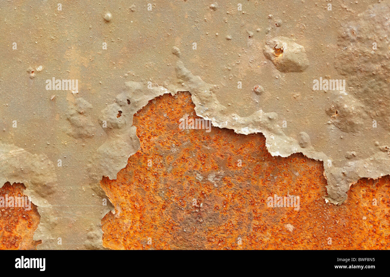 La superficie de la hoja de hierro con la pintura dañada - telón de fondo Foto de stock