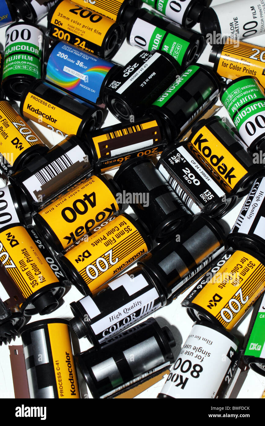 Películas de 35mm Cannisters utilizados en fotografía cinematográfica representando diferentes ISO Foto de stock