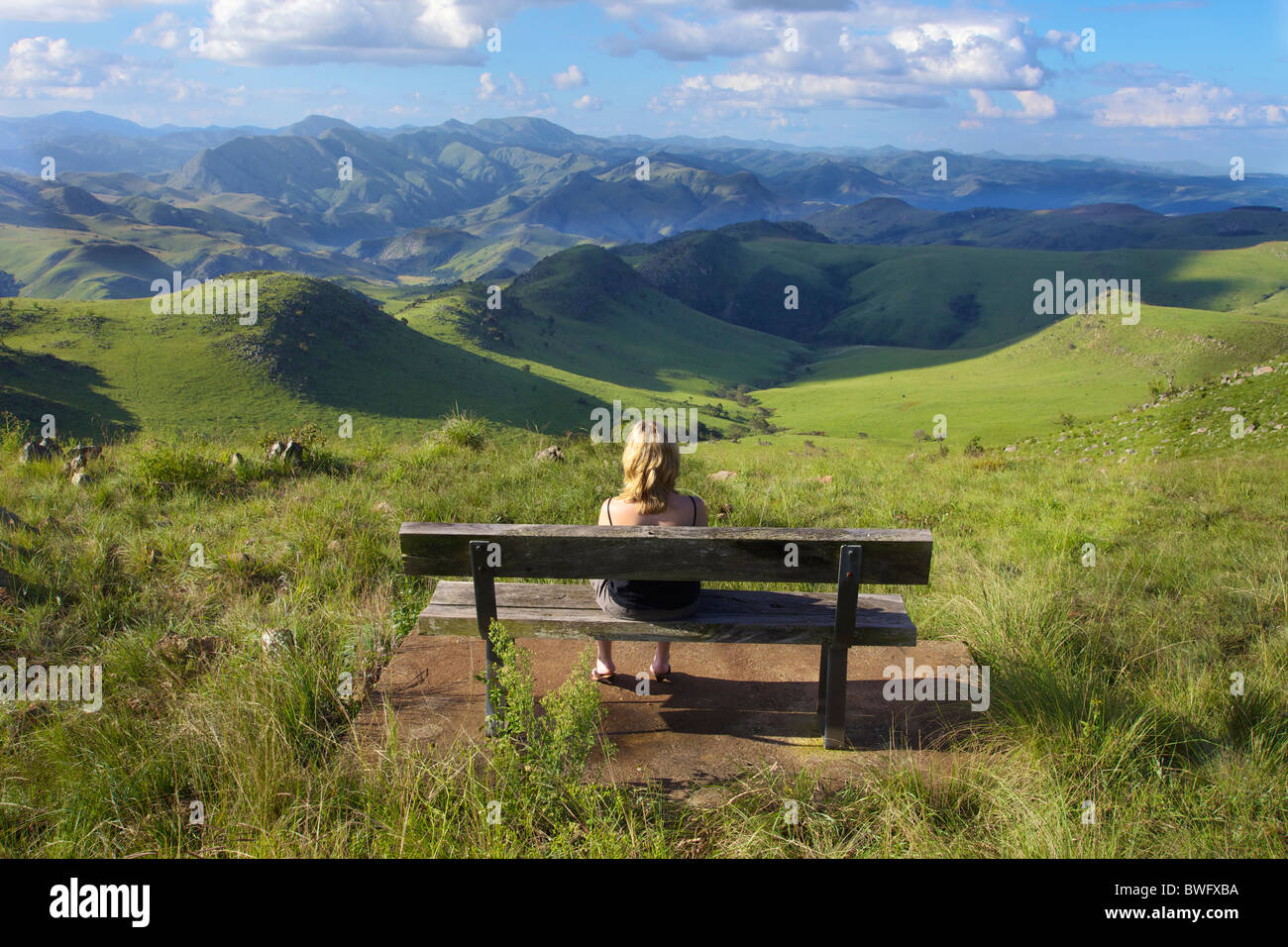 Mujer mirando su opinión, reserva natural Malolotja, Suazilandia Foto de stock