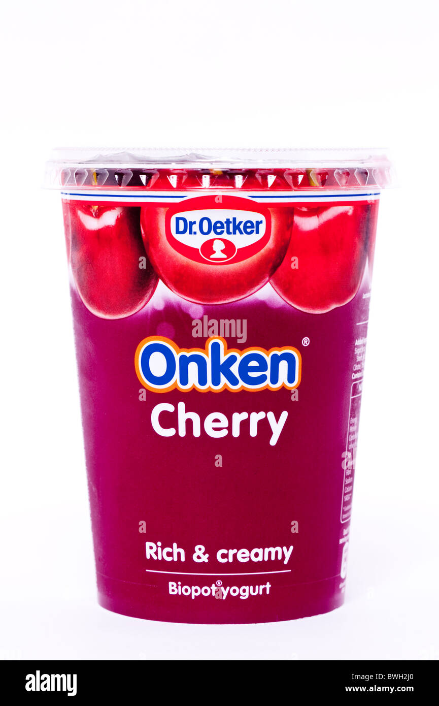 Una bañera de Onken cherry biopot yogur por el Dr. Oetker sobre un fondo blanco. Foto de stock