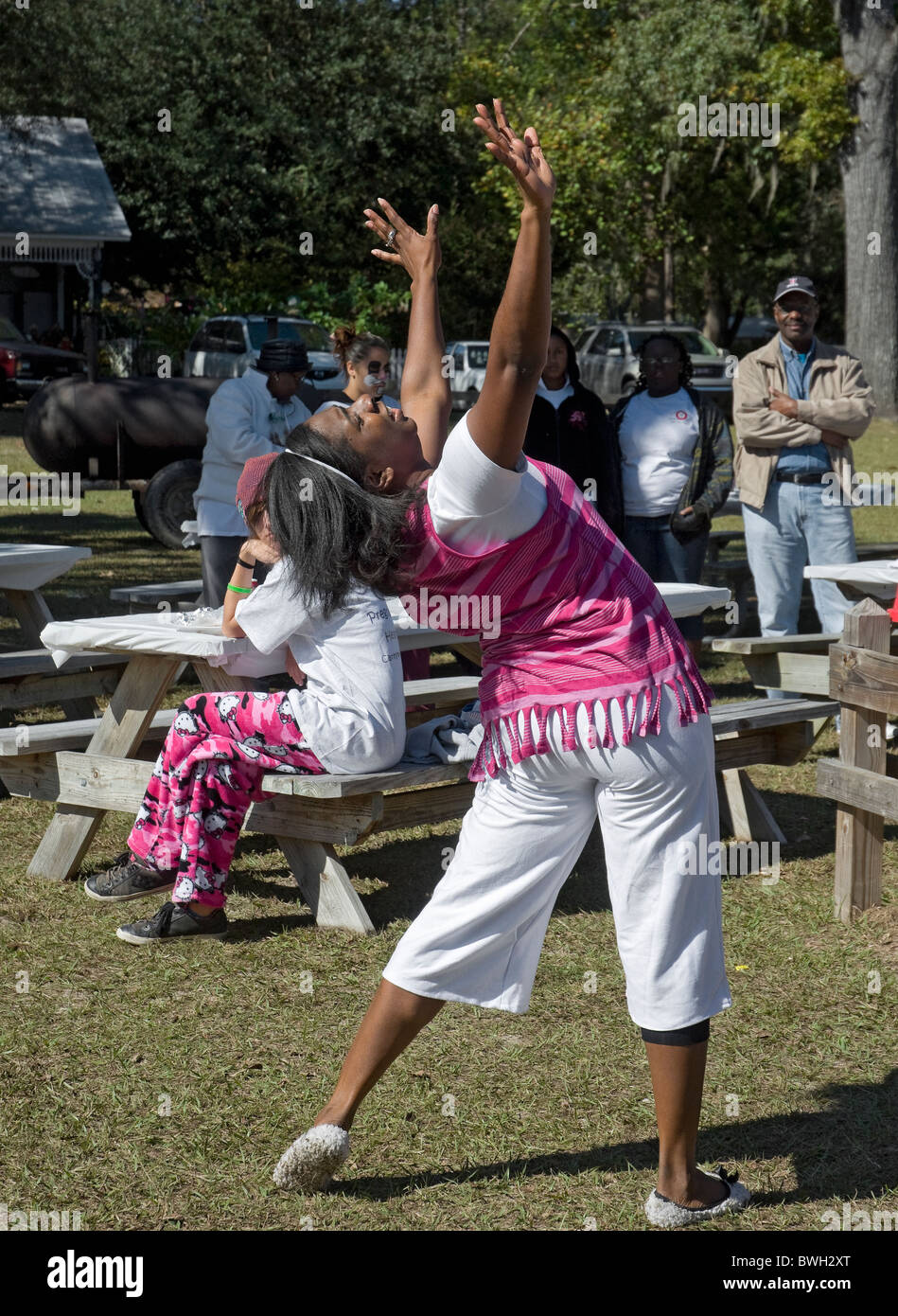 Afroamericana bailar y festejar la Pro Life rally Fort Florida blanca Foto de stock