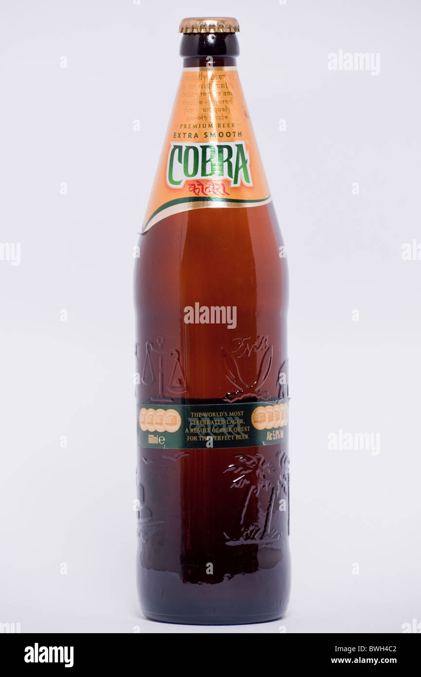Una botella de cerveza Cobra sobre un fondo blanco. Foto de stock