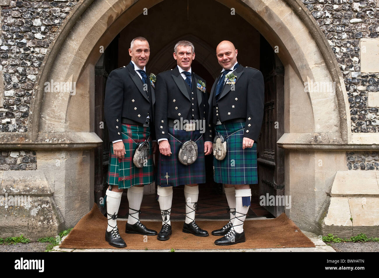 Cierre horizontal retrato de tres hombres en traje tradicional escocés  fuera de una iglesia en un día de boda Fotografía de stock - Alamy