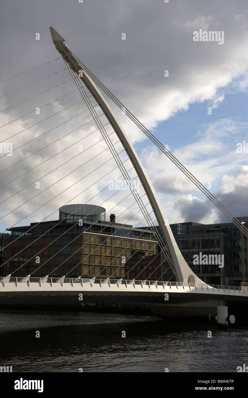 Samuel Beckett, el nuevo puente que cruza el río Liffey en Dublín, República de Irlanda bajo el cielo tormentoso gris oscuro Foto de stock