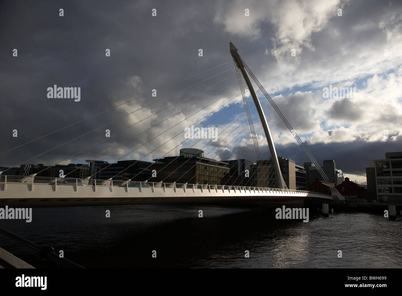 Samuel Beckett, el nuevo puente que cruza el río Liffey en Dublín, República de Irlanda bajo el cielo tormentoso gris oscuro Foto de stock