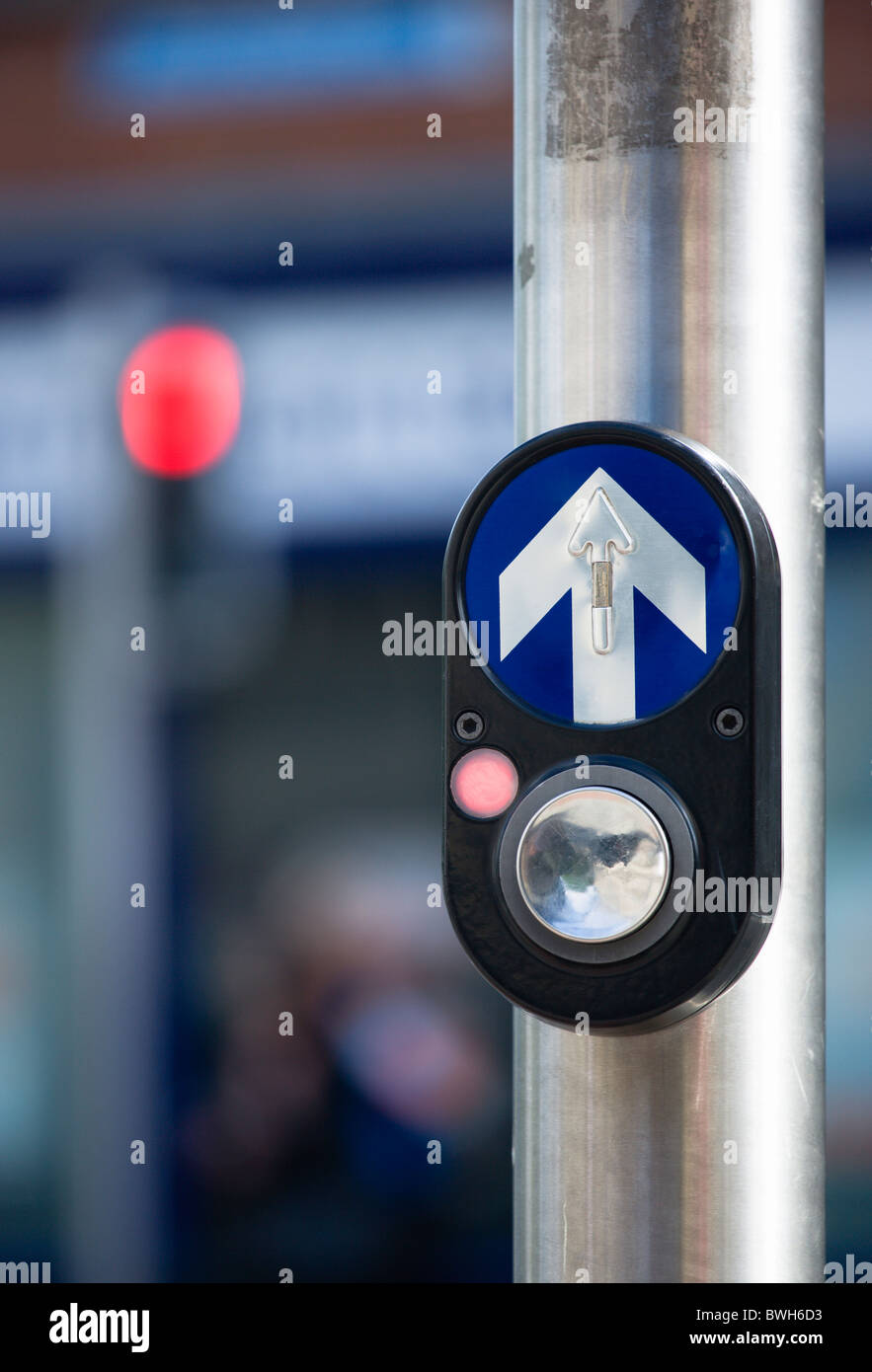 Irlanda, Condado de Dublín, Dublín, semáforo cruce peatonal controlado con el botón Detener la luz roja y la dirección de la flecha Foto de stock