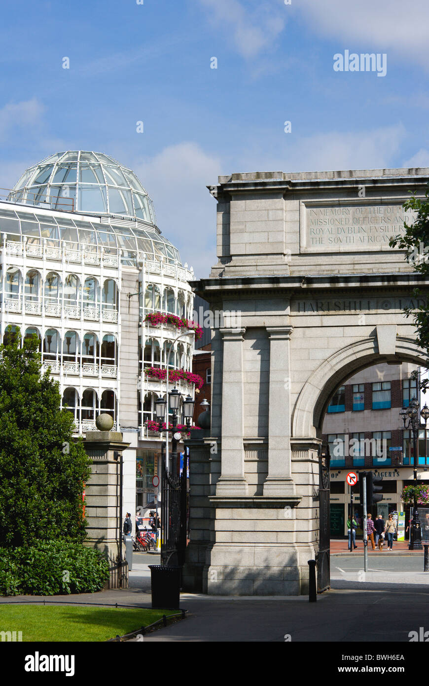 Irlanda, Condado de Dublín, Dublín, Saint Stephens Green Shopping Arcade y Fusiliers Arch, entrada al parque con la gente. Foto de stock