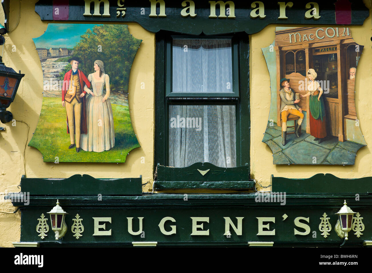 Murales históricos en Eugene's bar tradicional en Meltown Malbay