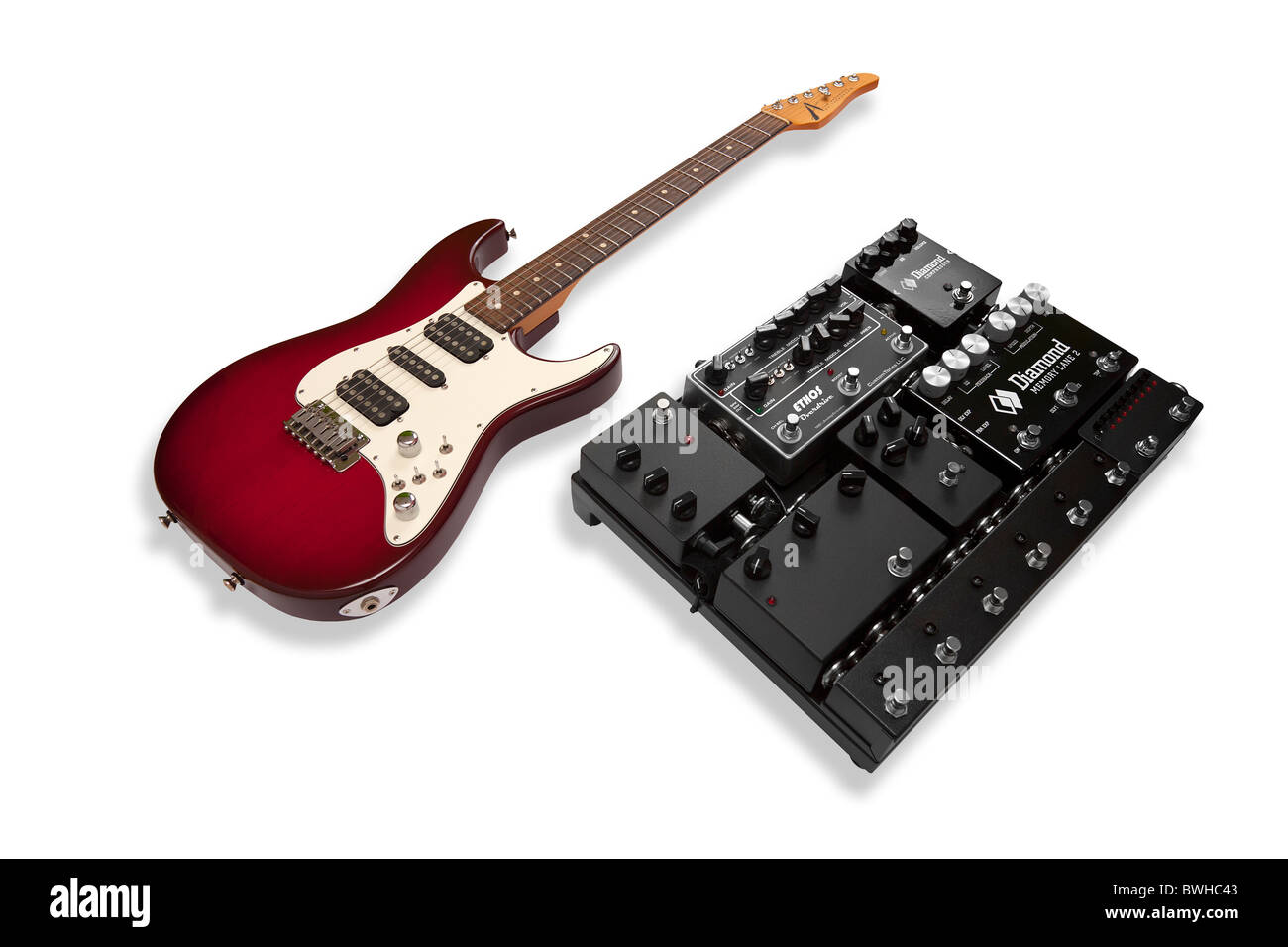 Una guitarra eléctrica de Tom Anderson nombre de marca y un pedal board  fotografiados en el estudio. Guitare électrique et pédalboard Fotografía de  stock - Alamy