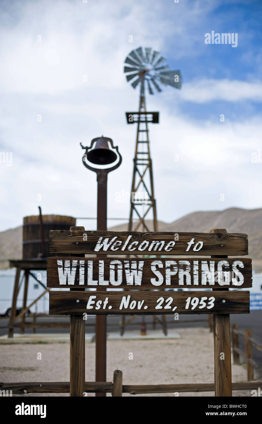 Cartel de bienvenida de Willow Springs Raceway, Rosamond, California cerca de Los Angeles. (Molino de viento, la campana y la torre del agua en backgr). Foto de stock