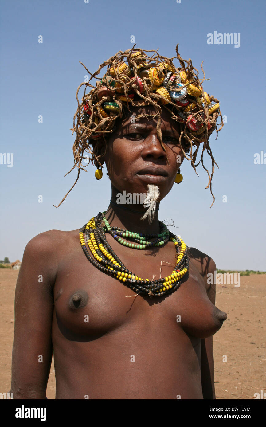 Tribu Dassanech mujer vistiendo la parte superior de la botella, omo Headress Rati, Valle de Omo, Etiopía Foto de stock