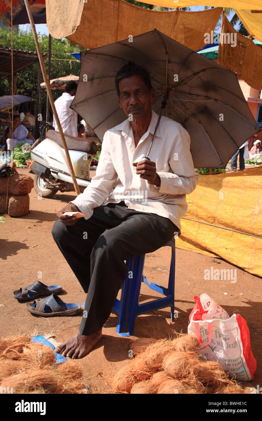 Hombre sosteniendo el paraguas bajo la Foto de stock 2281857573