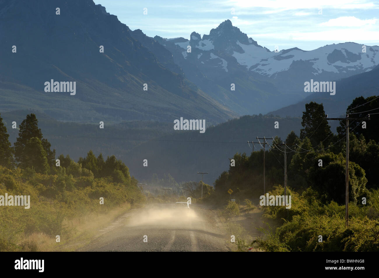 La autopista hacia la cordillera de Los Andes Trevelin Chubut Patagonia Argentina América del Sur Foto de stock