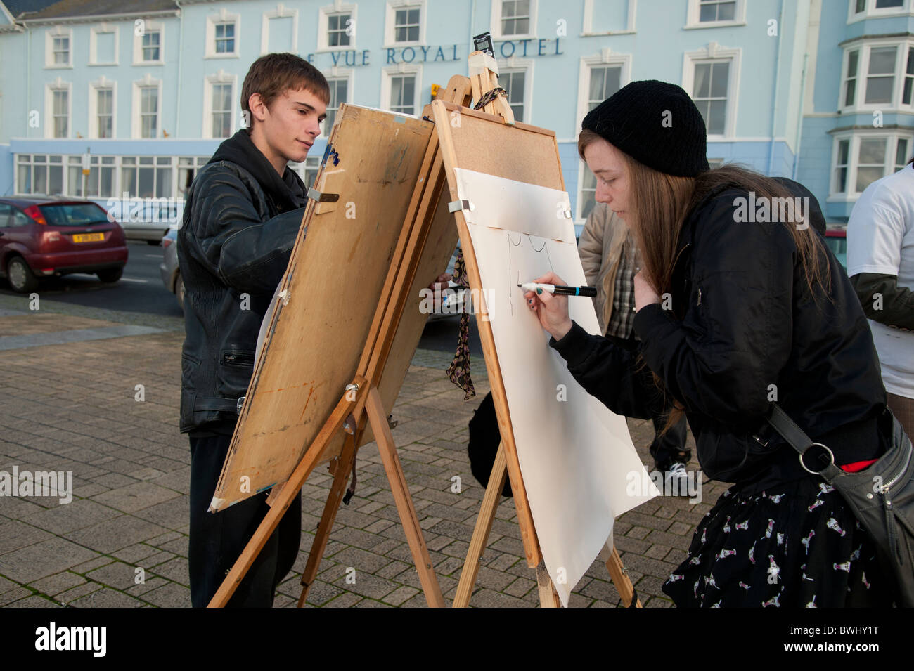 Aberystwyth estudiantes universitarios evento proyecto de arte al aire libre en el paseo marítimo, Gales, Reino Unido Foto de stock