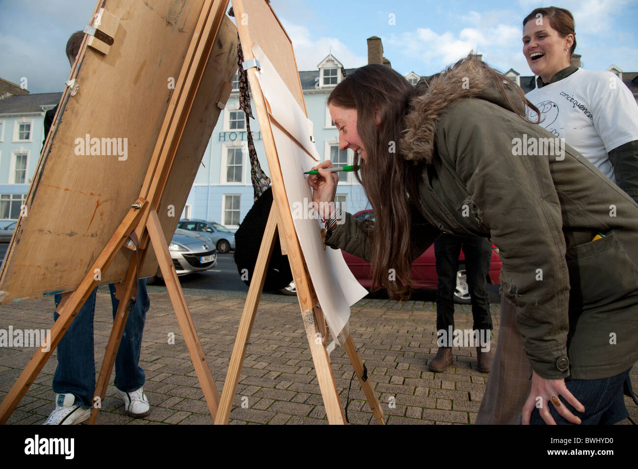 Aberystwyth estudiantes universitarios evento proyecto de arte al aire libre en el paseo marítimo, Gales, Reino Unido Foto de stock