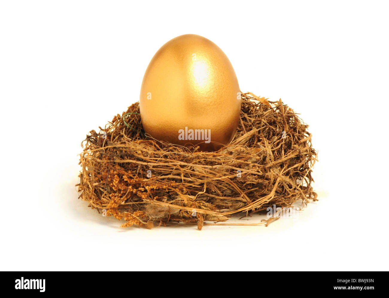 En un nido de huevos de oro que representan los ahorros de jubilación o seguridad Foto de stock