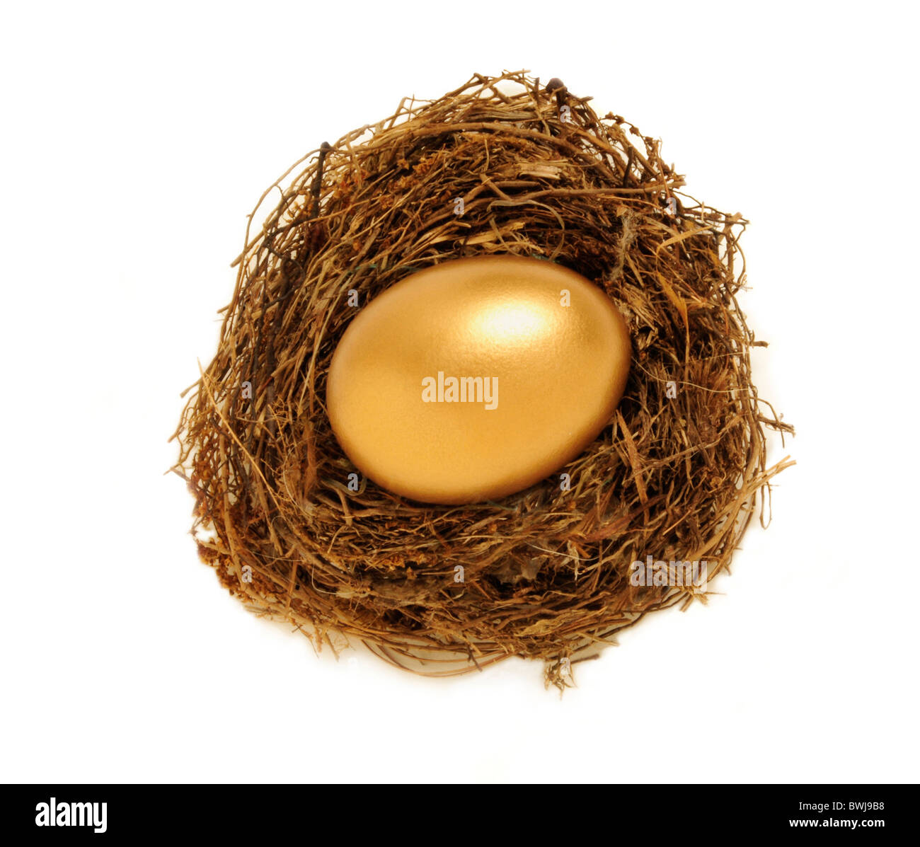 En un nido de huevos de oro que representan los ahorros de jubilación o seguridad Foto de stock