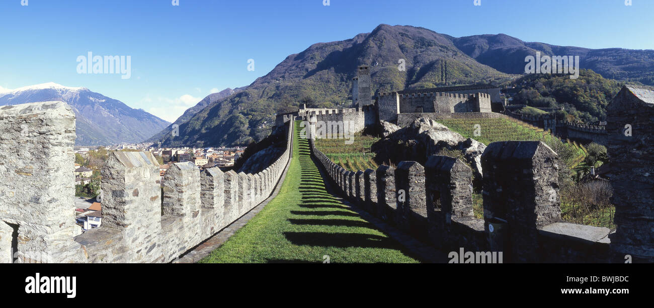 Castello de gran fortaleza medieval castillo de Bellinzona patrimonio cultural mundial de la UNESCO en el Cantón Ticino de Suiza Foto de stock