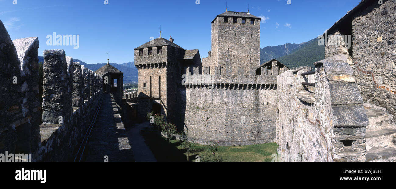 Castello di Montebello fortaleza medieval castillo de Bellinzona patrimonio cultural mundial de la UNESCO en el Cantón Ticino Swi Foto de stock