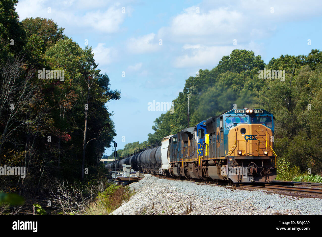 Un tren que transportaba CSX etanol en la zona rural de Indiana. Foto de stock