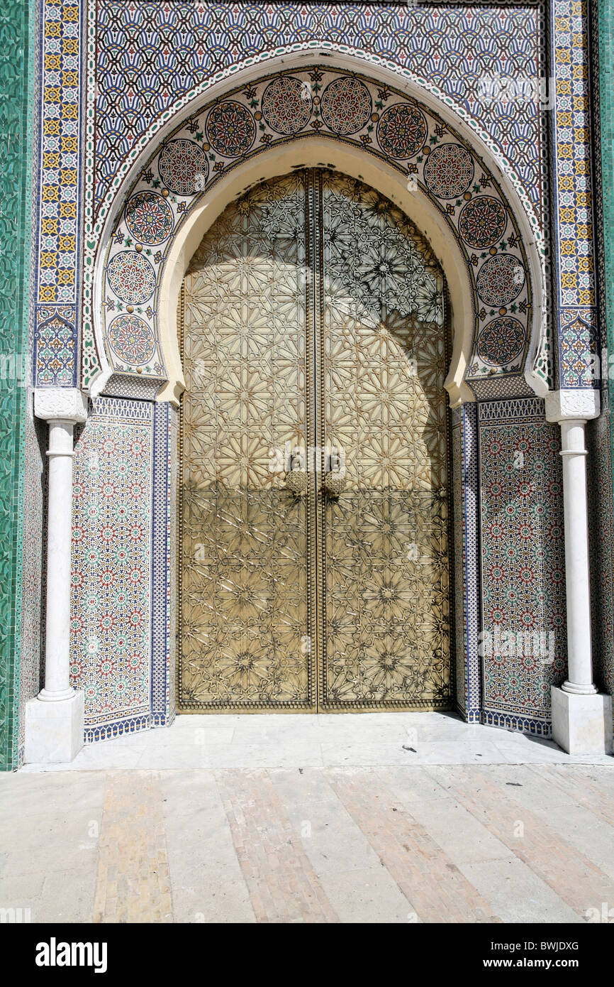 Arquitectura oriental Oriental Islam puerta entrada puerta de entrada principal al palacio del rey de Fez portal El Majzen Marrok Foto de stock
